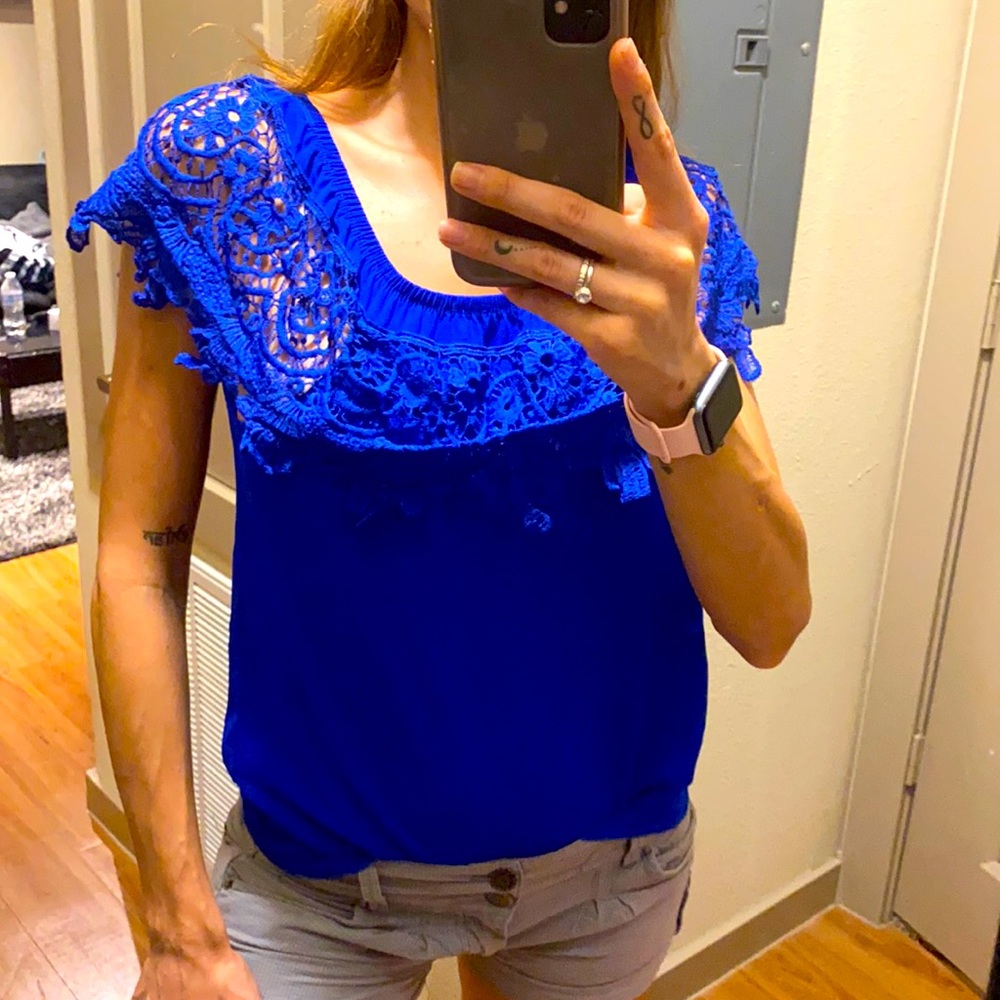Blue shirt with a fancywork ruffle on the chest😍